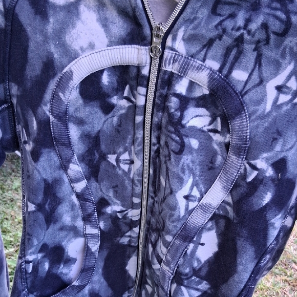 Lululemon Athletica Blue and White Zip-Up Hoodie - Picture 4 of 12